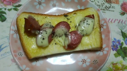 ウインナーとごまのチーズトースト