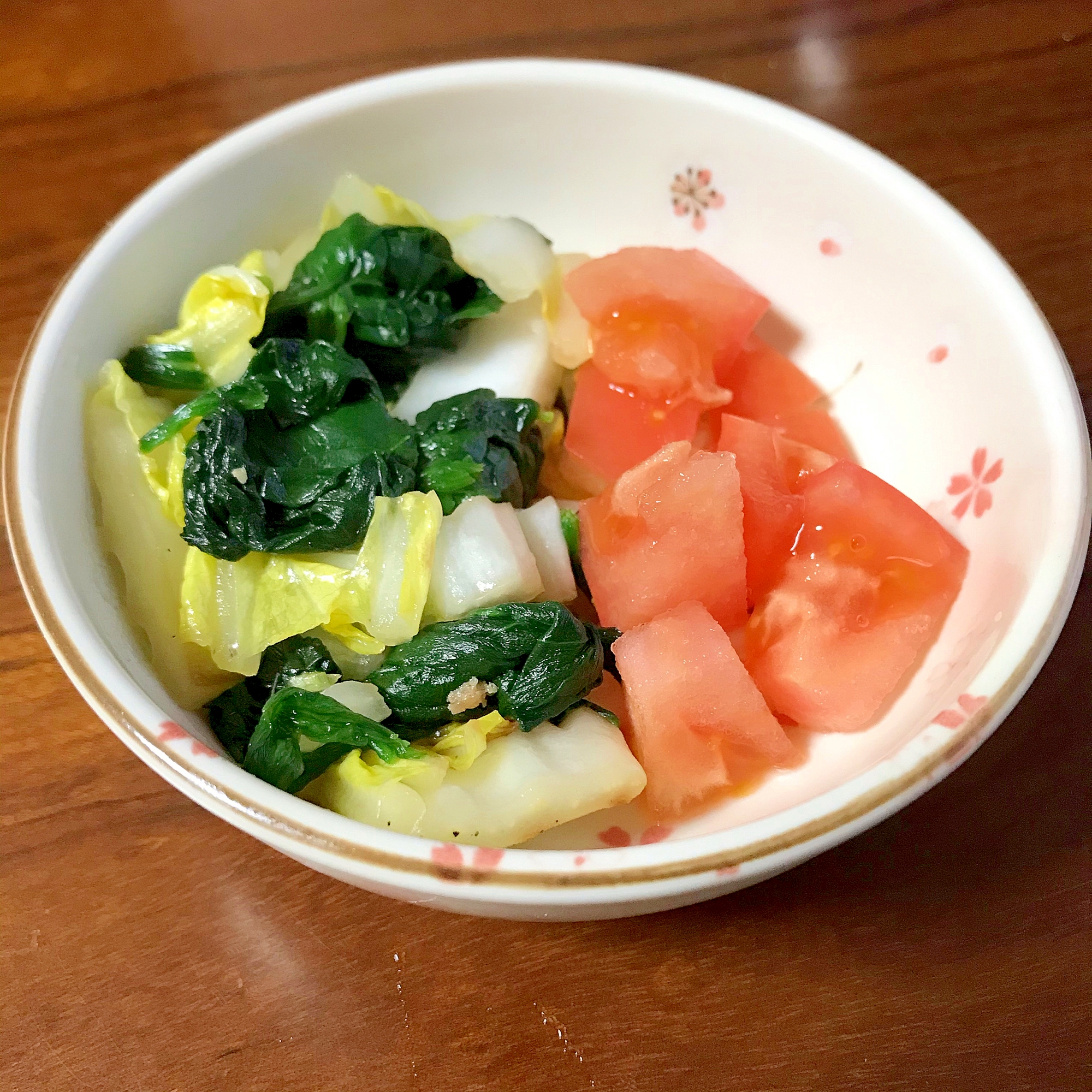 白菜とほうれん草の中華炒めとトマトのサラダ