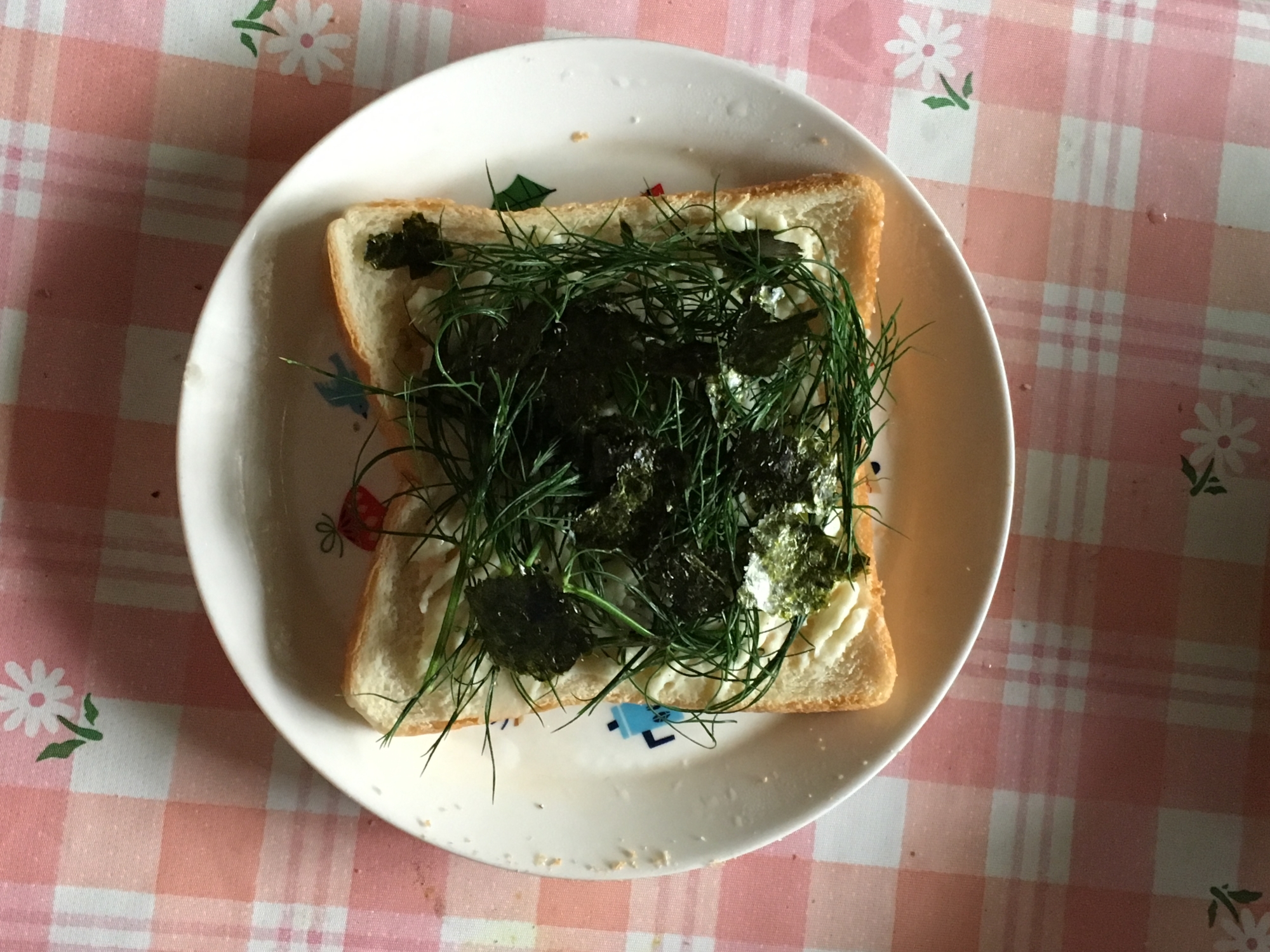 ポテトサラダ、ディル、焼き海苔のトースト