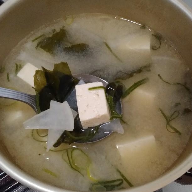 白味噌で☆豆腐と大根とわかめとネギのお味噌汁