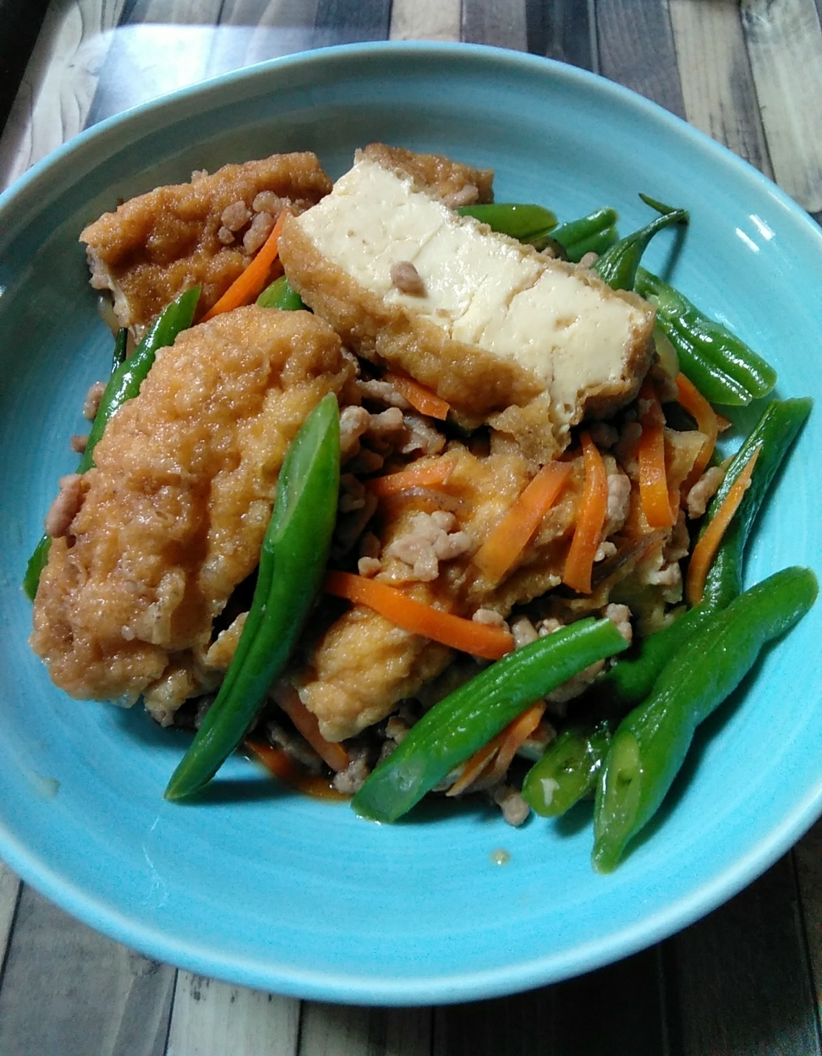 厚揚げと豚のひき肉とインゲンの炒め物