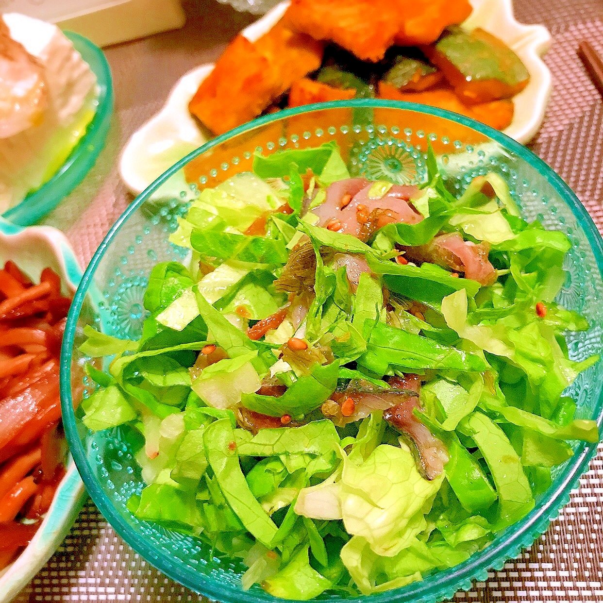しめ鯖とリーフレタスのがごめ昆布サラダ
