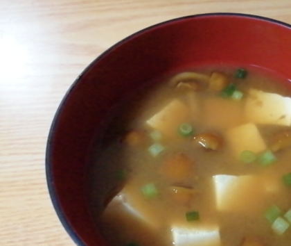 豆腐となめこと小かぶの葉の味噌汁