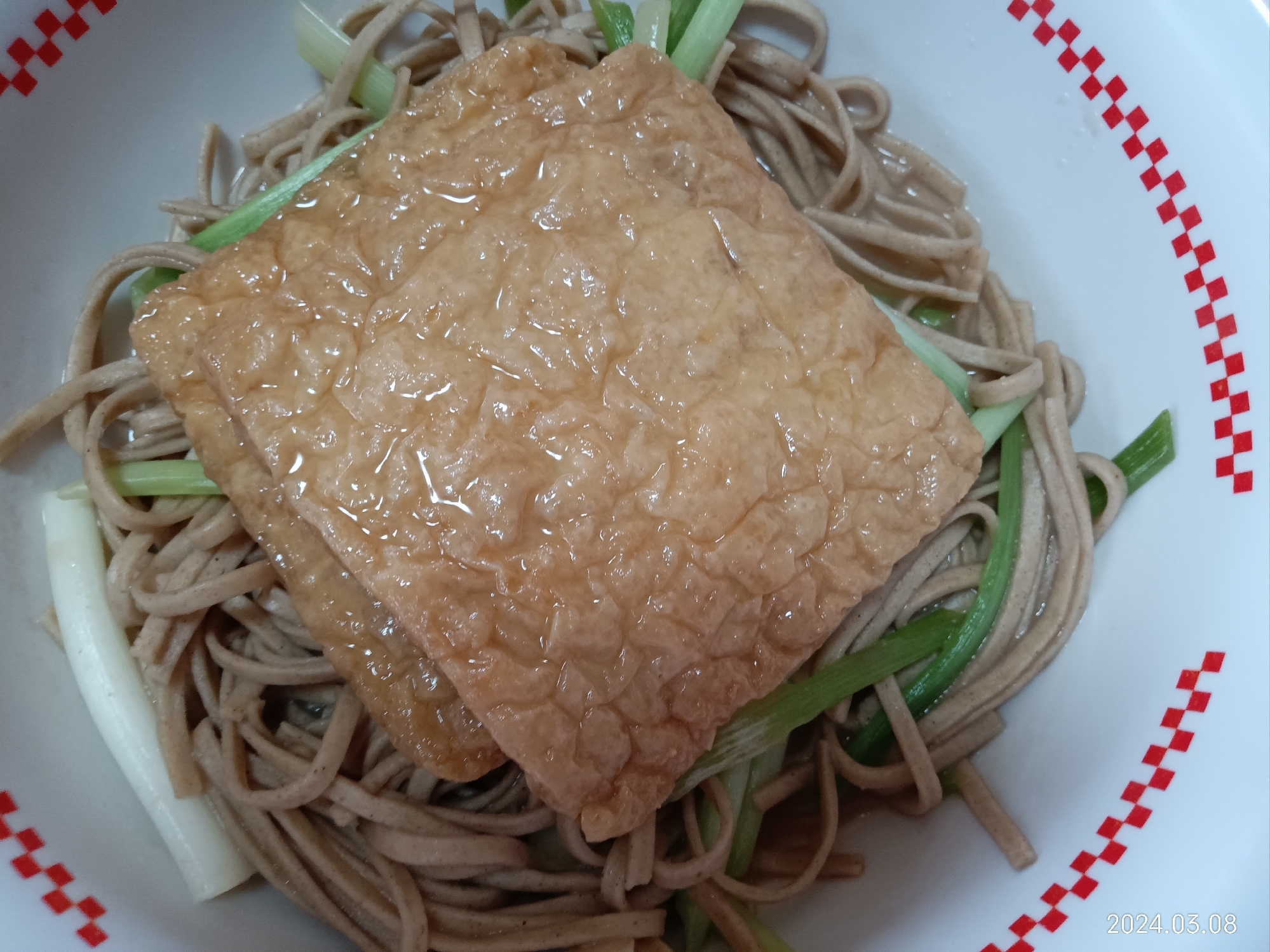 揚げとねぎ入り、胡麻ダレを使った、蕎麦！