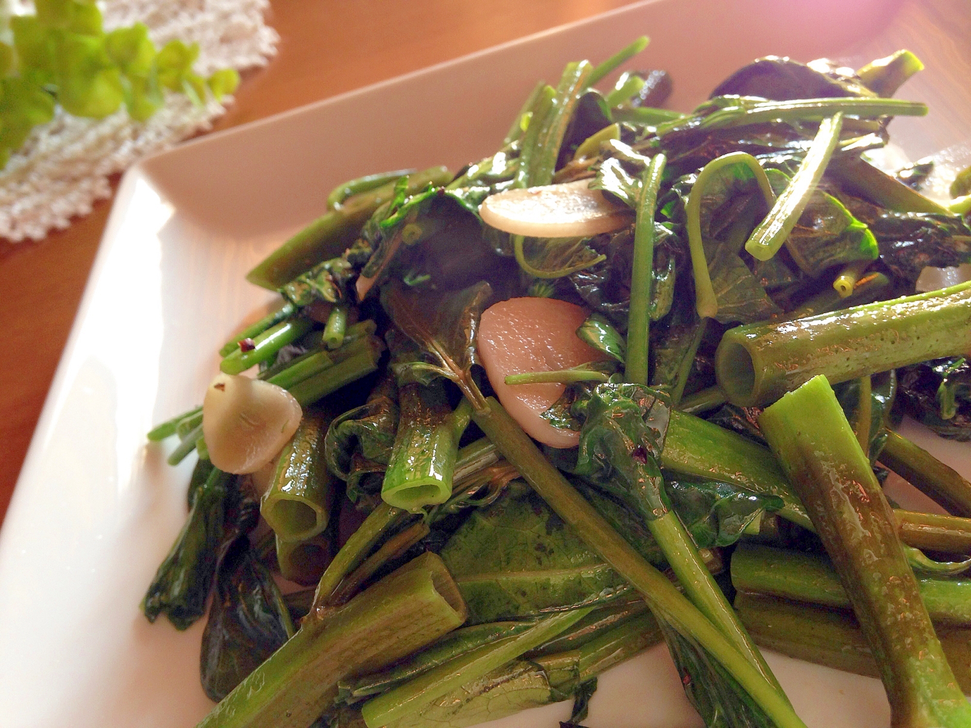 自宅でも簡単♪シャキシャキ空芯菜の炒め物