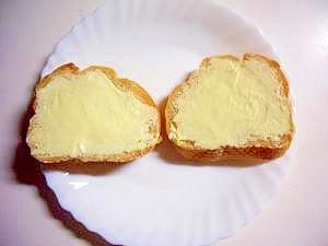 フランスパンで、練乳クリーム