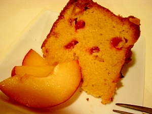 すももとアーモンドのケーキ