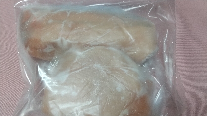 mimi様こんばんは。
鶏肉の冷凍保存つくりました。
わが家は鶏むね肉は必需品です。毎日のように買っていたけれど、特価品を買い冷凍しました。