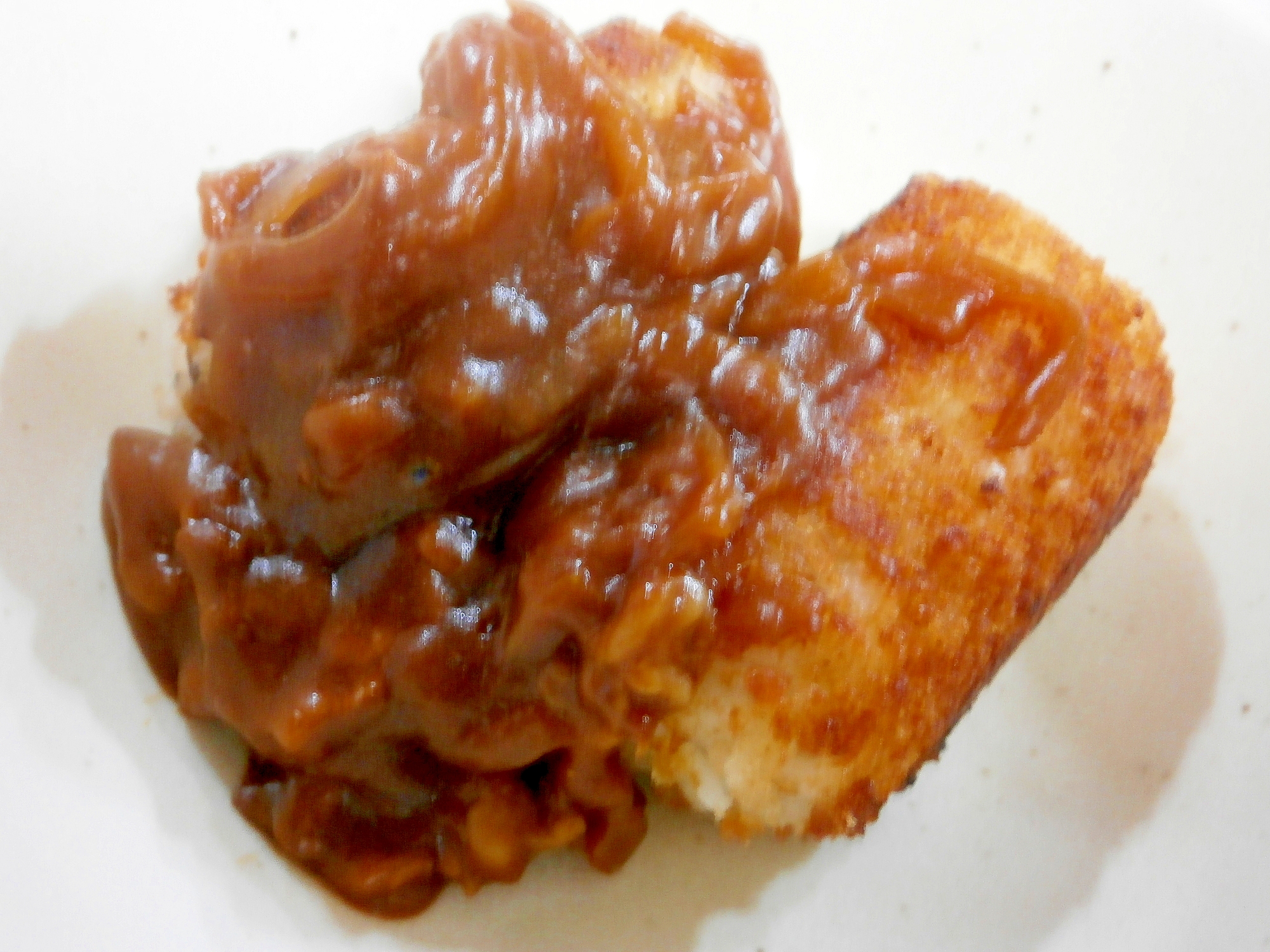 白い皿に盛り付けたライスコロッケ