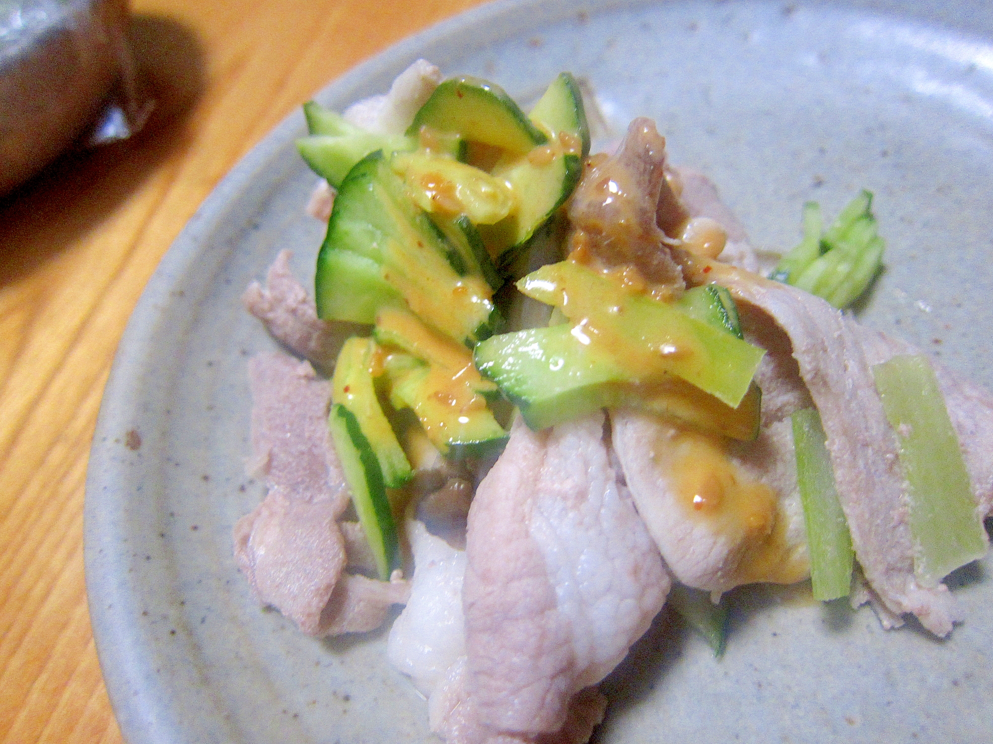 胡瓜と舞茸と豚肉サラダ
