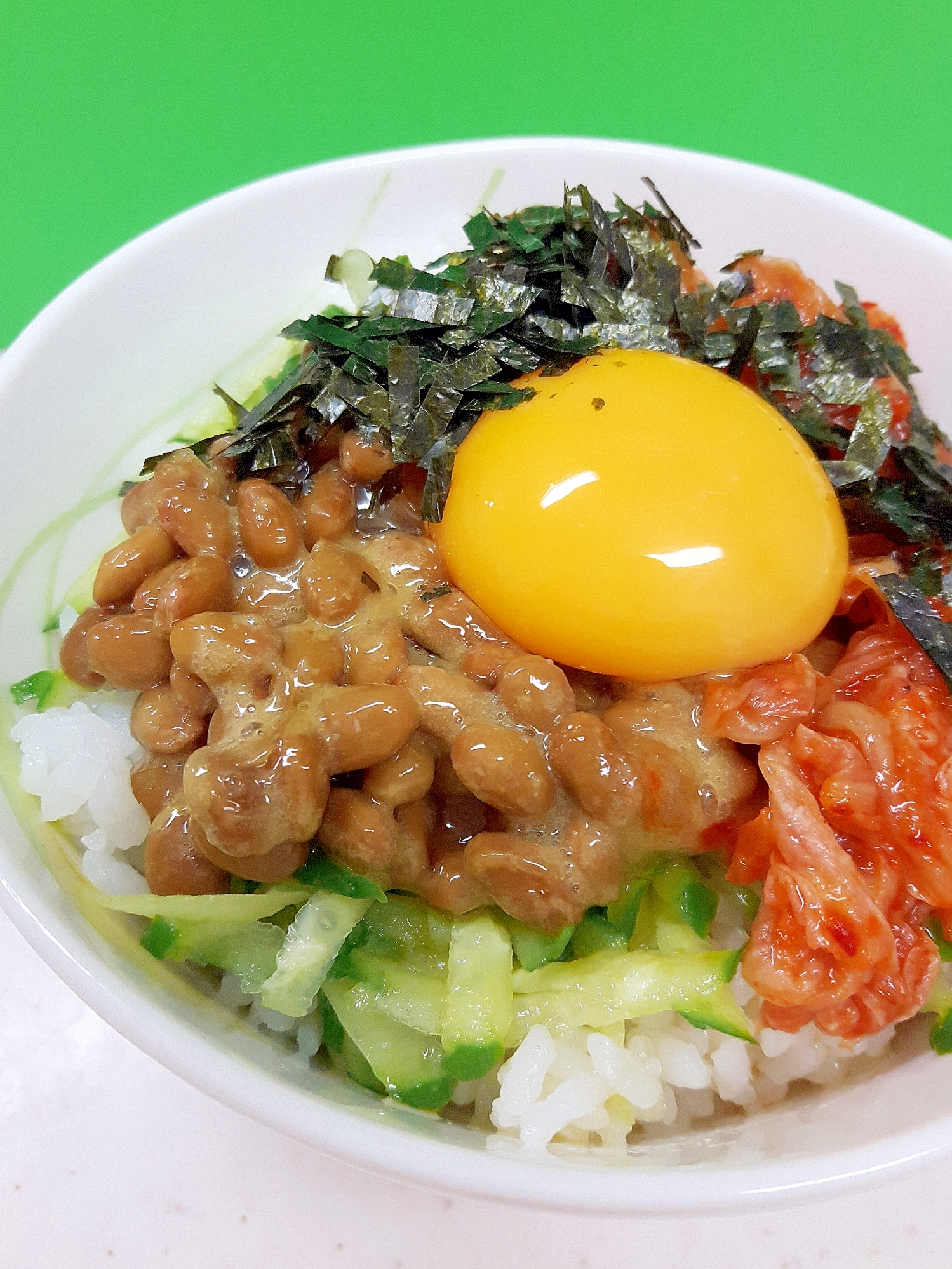 簡単ヘルシー！キュウリと白菜キムチの黄身＆納豆丼♪