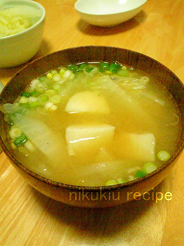 里芋・ねぎ・たまねぎ・白菜の味噌汁