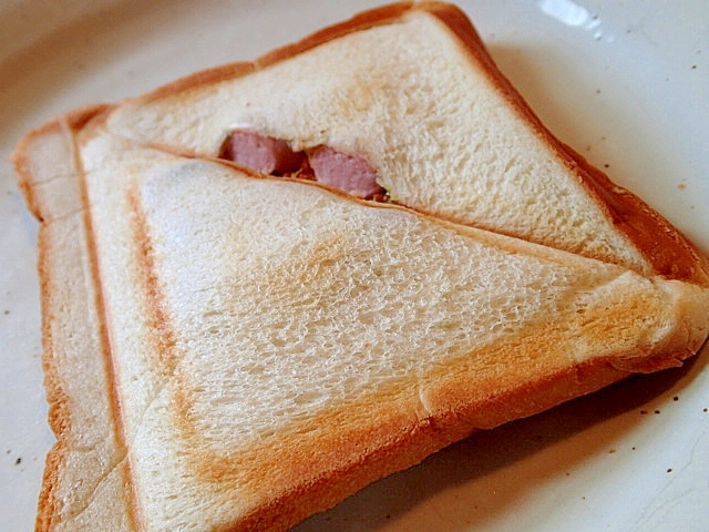 鮭フレークと魚肉ソーセージのホットサンド