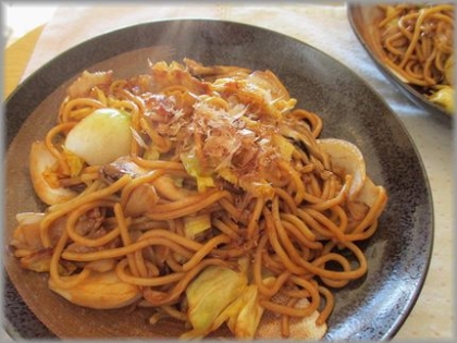 プンプンいい香りがまだ残ってる～（u u）遅めのお昼はカレー焼きそばにしたよ～♪　たっぷり作ったのに丈夫な胃袋にスッポリ収まりました～ｗ　美味しかったぁ～＾＾*