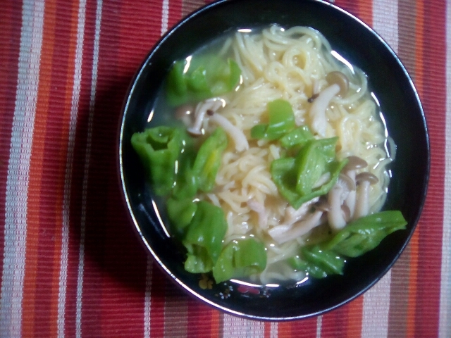 しめじとピーマンの塩ラーメン