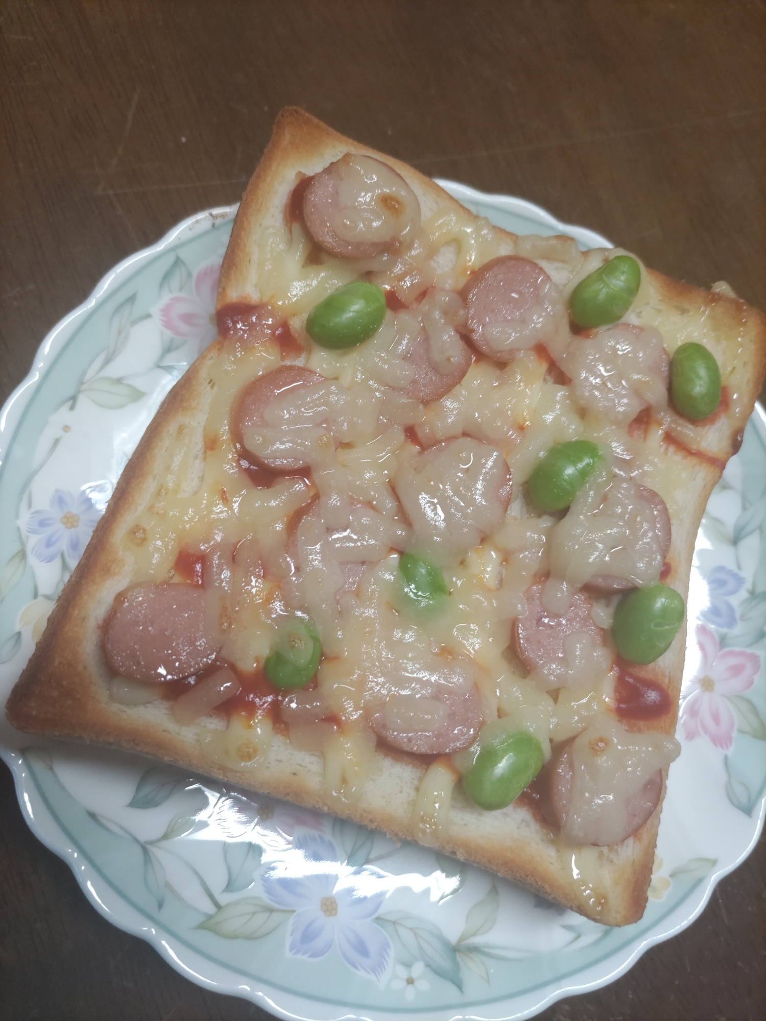 枝豆とウインナーのチーズトースト