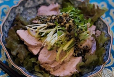 観音池ポークのゆで豚～薬膳ソース添え～