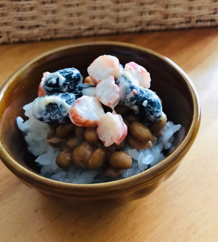 カニカマと蒸し黒豆のマヨ和え納豆ごはん