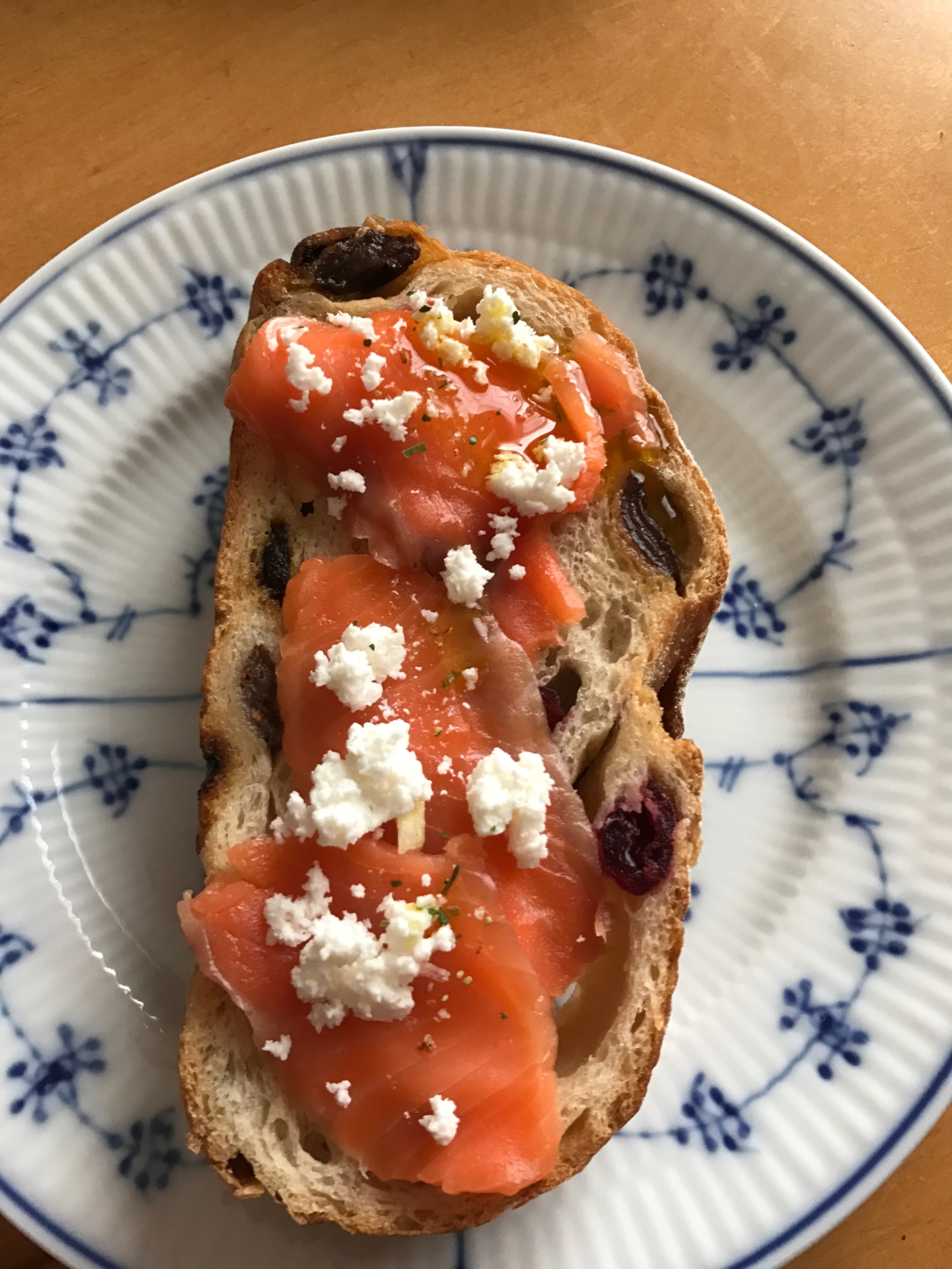 クランベリーパンでスモークサーモンのチーズトースト