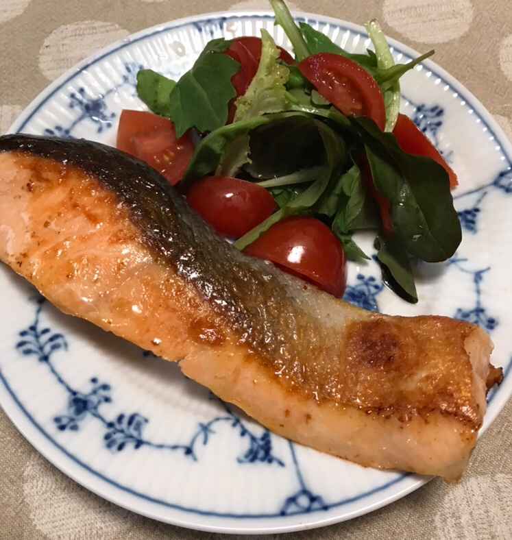 サーモンのバター焼きとベビーリーフのサラダ