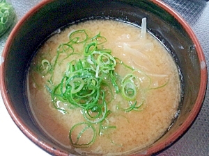 生姜入り玉ねぎの味噌汁☆温まるぅ～！