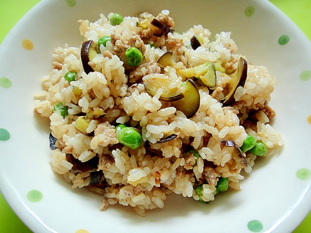 茄子とひき肉グリンピースのチャーハン