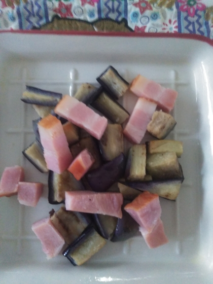 とろとろ〜ᕷとろ茄子とベーコンのガリバタ炒めꕤ୭*
