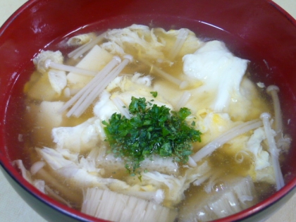 じぇりねこさん、こんばんは～！本格中華スープ作りました(*^^*)えのきの根元は短く切ってホタテに見立ててみました(^^ゞ卵の扱い間違えました、混ぜ混ぜですね☆