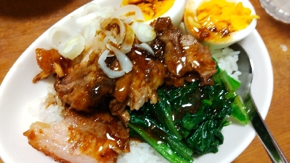 茹で卵とチンゲン菜を添えた角煮丼