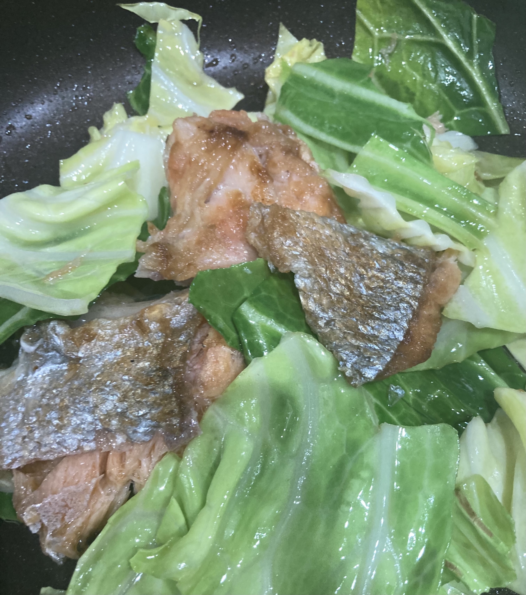 お弁当用＾＾甘めのみりん漬けの鮭とキャベツ炒め