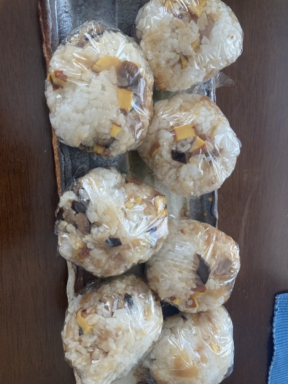 いり卵とねぎのおにぎり.‎˖٭.‎˖٭