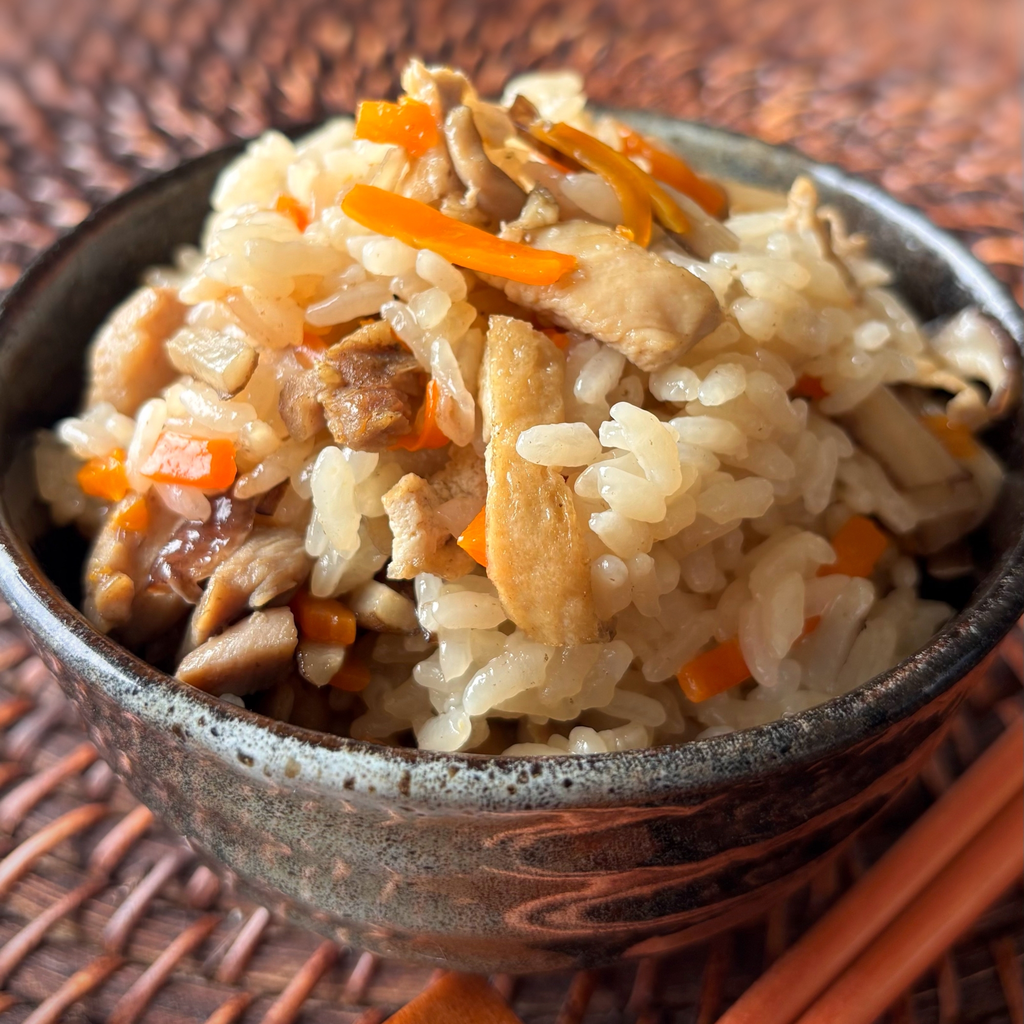 古米を美味しく！もちもち五目炊き込みご飯