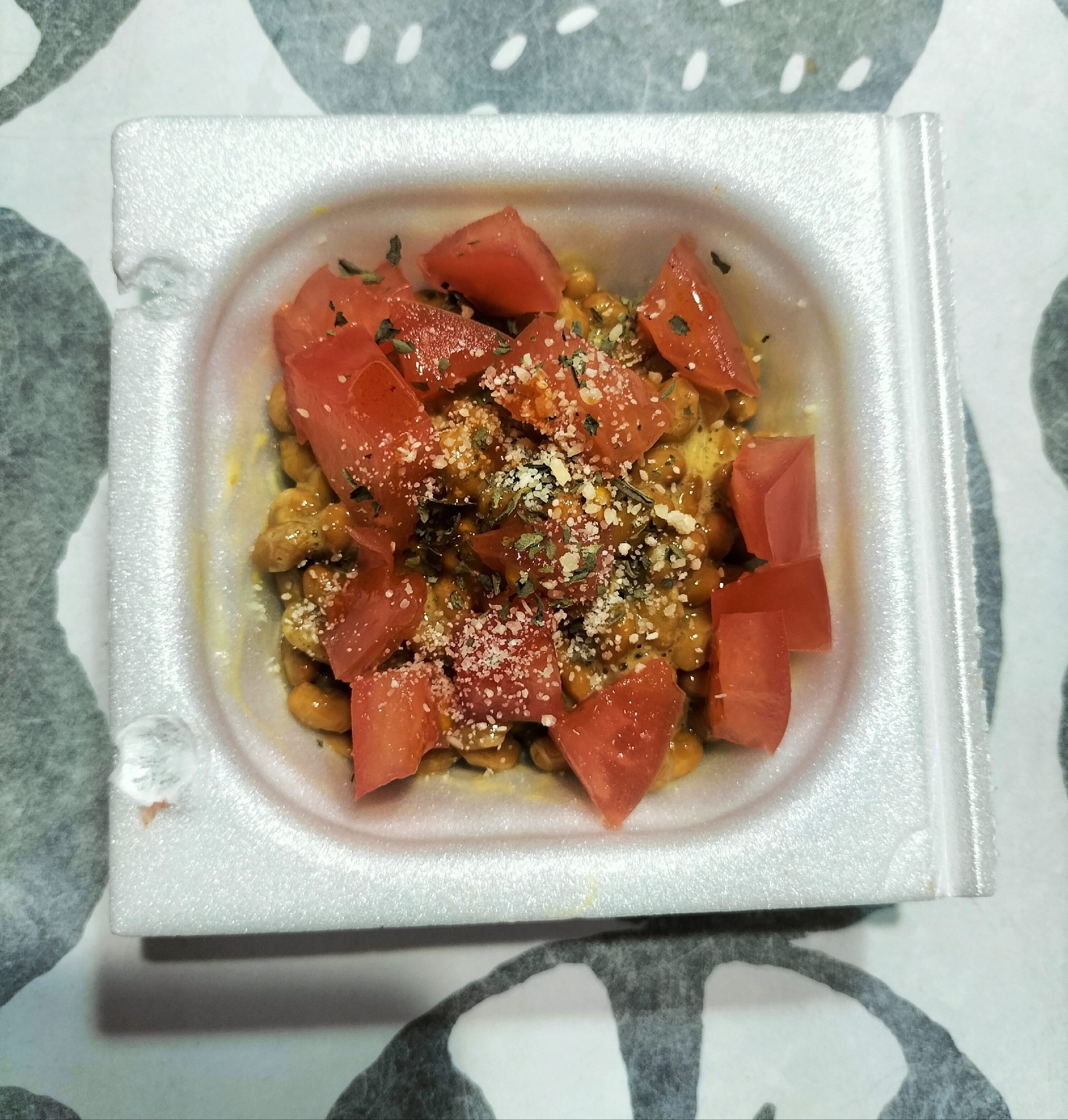 トマトとタバスコとバジル入り納豆