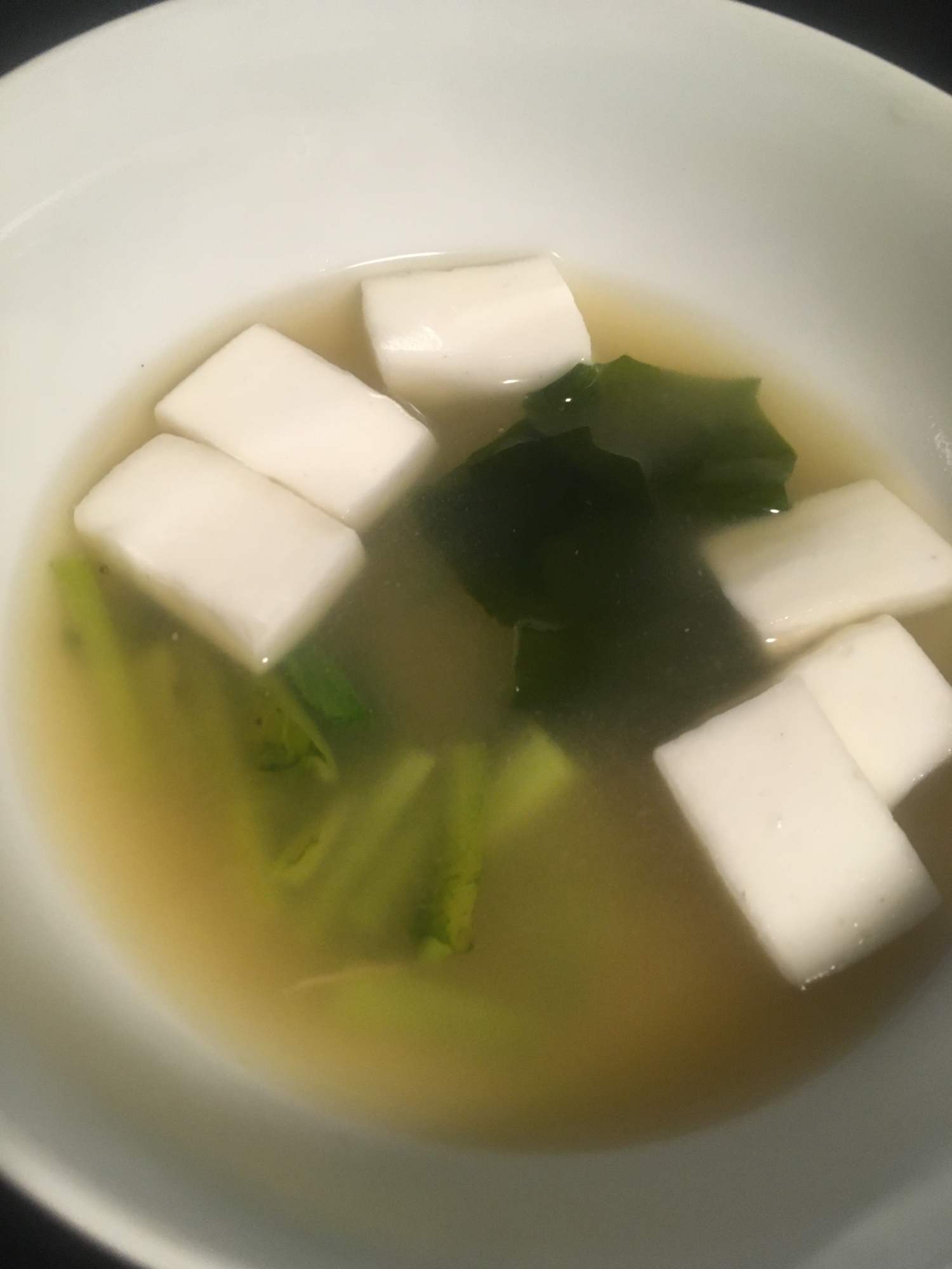 はんぺん、カブの茎、わかめの味噌汁