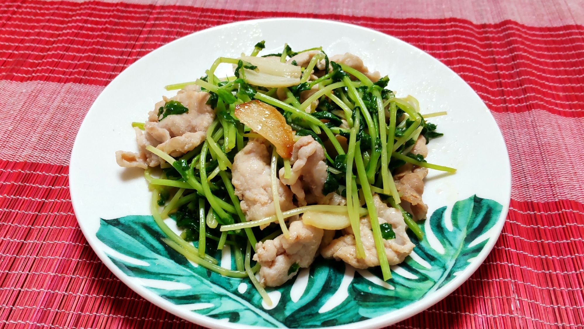 豚肉と豆苗のにんにくたっぷり炒め レシピ 作り方 By ゆきやま 楽天レシピ 豚肉と豆苗のにんにくたっぷり炒め レシピ 作り方 By ゆきやま 楽天レシピ