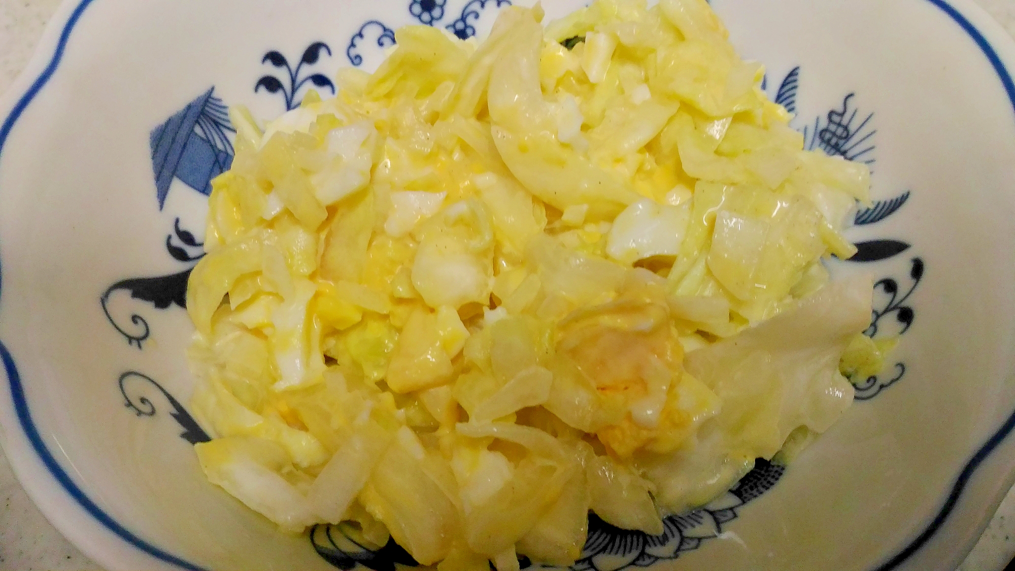 キャベツとゆで卵、酢玉葱のサラダ