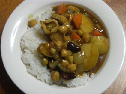 サラダビーンズで作ろうとしてたカレーに似ていたのでお世話になったｗキノコは舞茸、手で裂けるからだｗ新ジャガは皮付き❤・・❤肉あまり食べない方が身体軽い！旨し♪