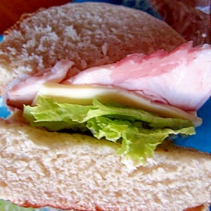 ドイツパン(ブレッツェル)ハムレタスチーズサンド