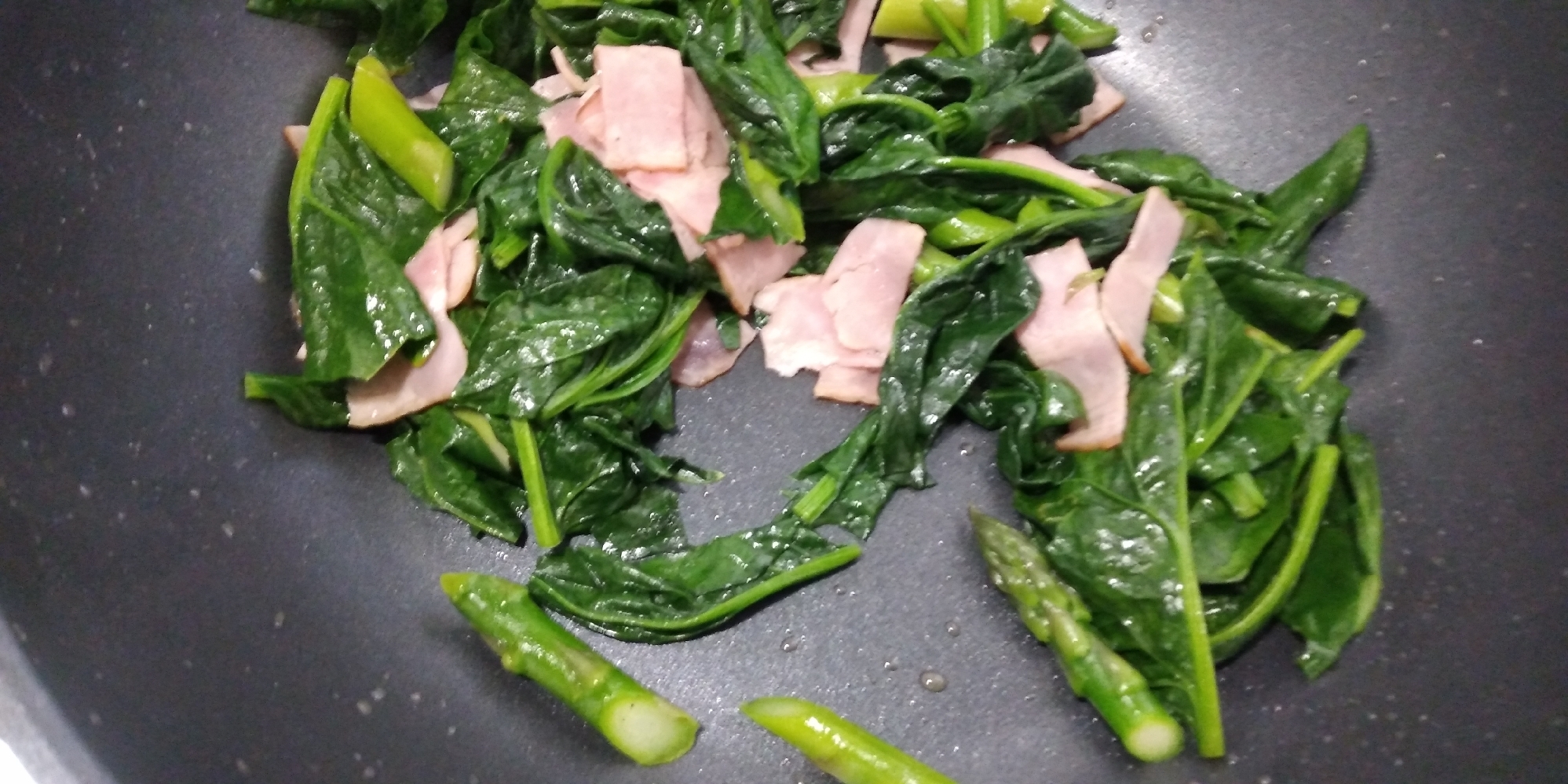 ほうれん草とアスパラガスとベーコンの炒めもの。