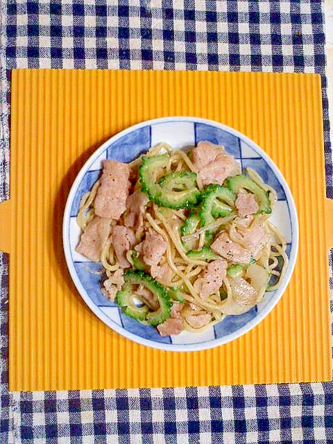 ゴーヤと豚バラの塩焼きそば♪