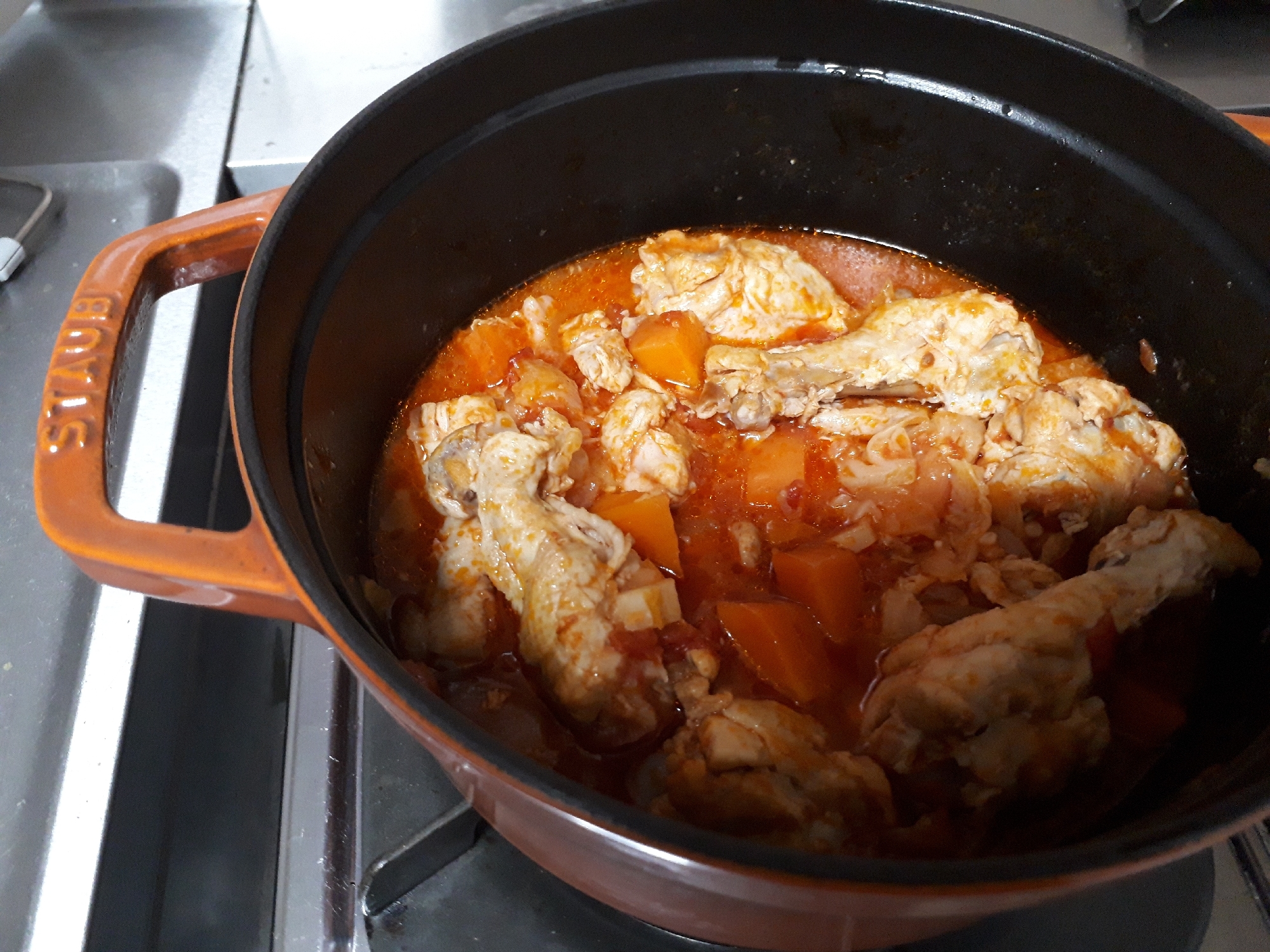 STAUBで軟骨も食べれる！鶏手羽元のトマト煮