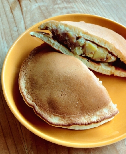 焼き加減が難しかったのですが、生地がフワフワでほんのり甘くてとっても美味しかったです♪
餡に栗も足してみました。
ご馳走さまでした(•‿•)