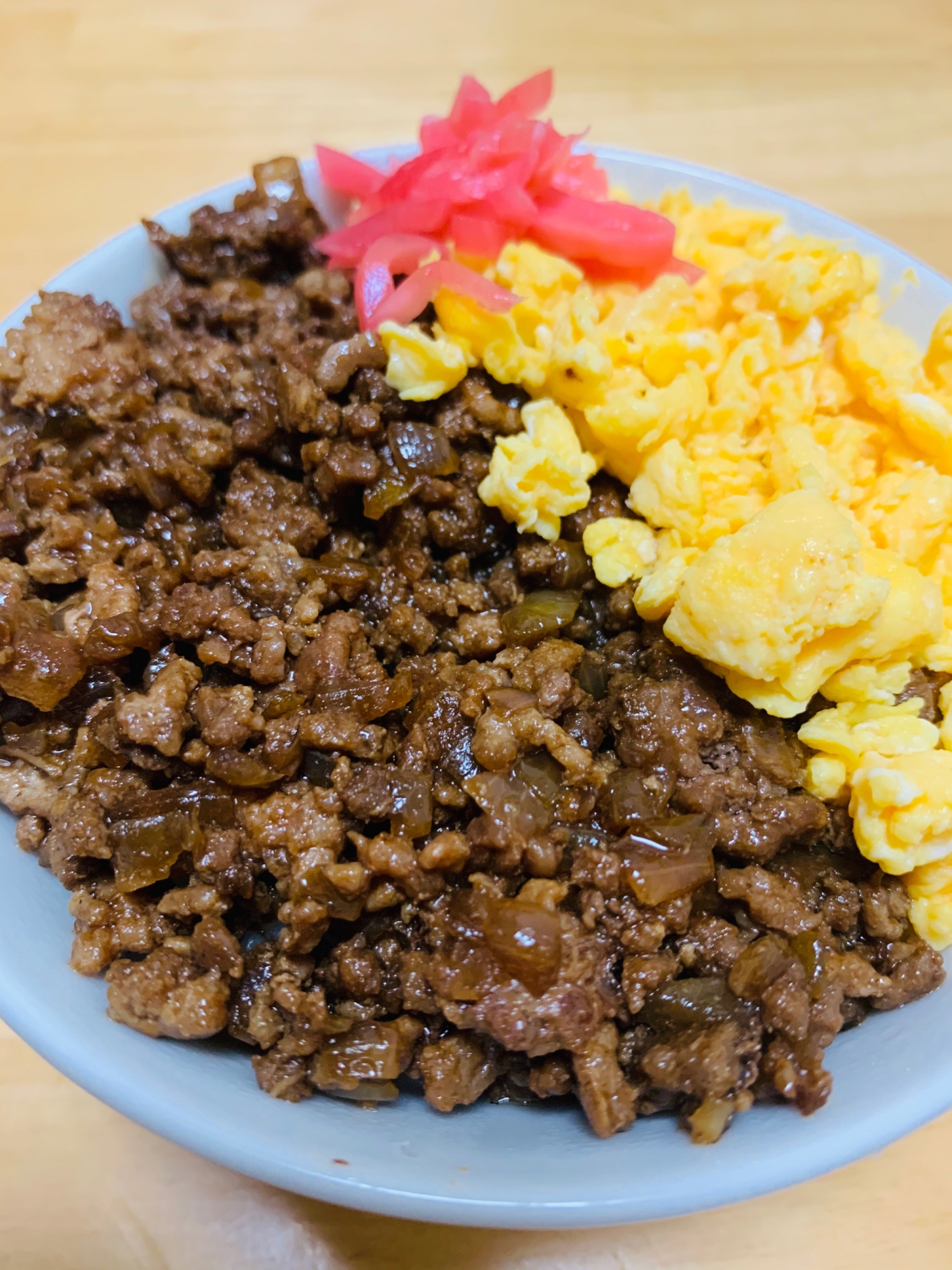 ご飯に合う！甜麺醤を使ったそぼろ2色丼