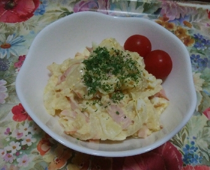 子供も食べるので、からしは控えめ、魚肉ソーセージの代わりにハムで作りました。ひと味違ったポテサラで美味しかったです。