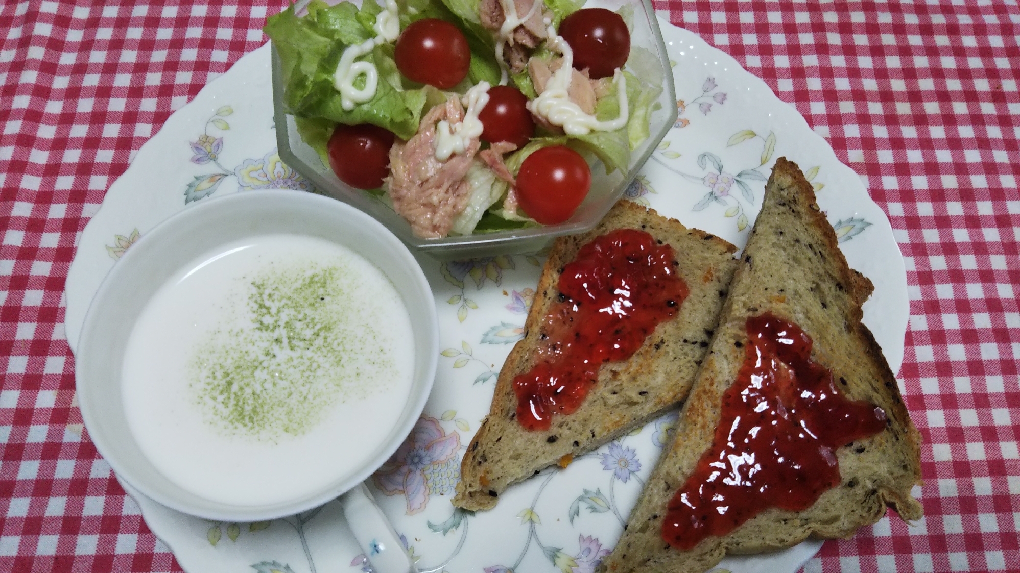 ツナ野菜サラダと青汁ホットミルクとトースト☆
