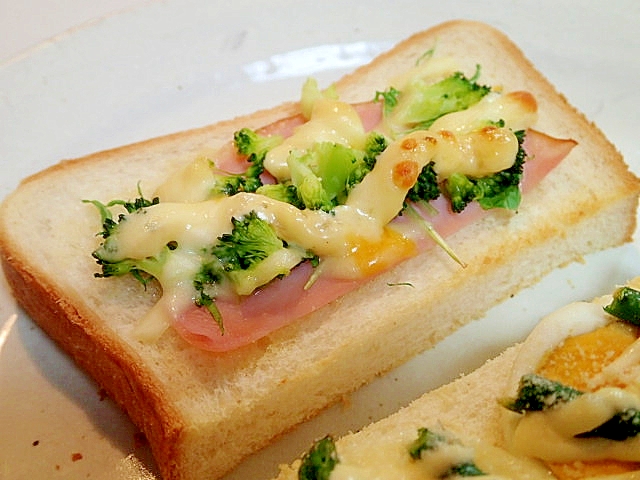 ハム・水菜・ブロッコリー・チーズのタルタルトースト