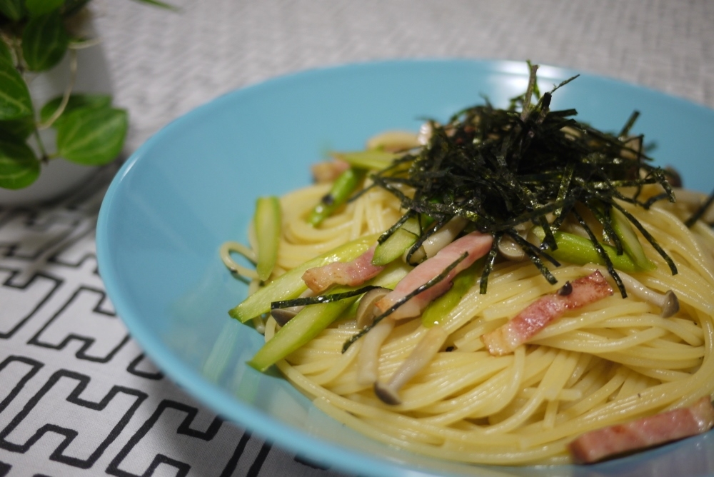 ベーコンとアスパラとしめじのバター醤油パスタ