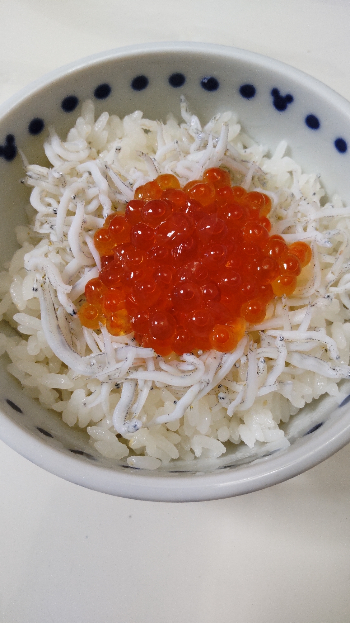 ミニ丼にメインに、ちょっと贅沢しらすいくら丼