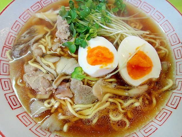 カイワレ大根と豚肉舞茸の醬油ラーメン