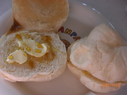 トーストがない！！でも、違うパンがあった～。はい。今日は、このパンで、食べました。今日は、バター焼かないで、後でつけたよ。